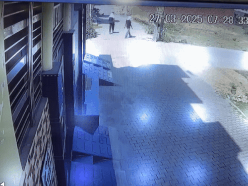 ਸਕੂਟੀ ਚੋਰੀ ਲਈ ਜਾ ਰਿਹਾ ਇਕ ਨੌਜਵਾਨ.