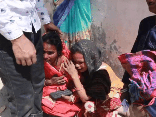 बच्चे के परिजन मातम करते हुए।