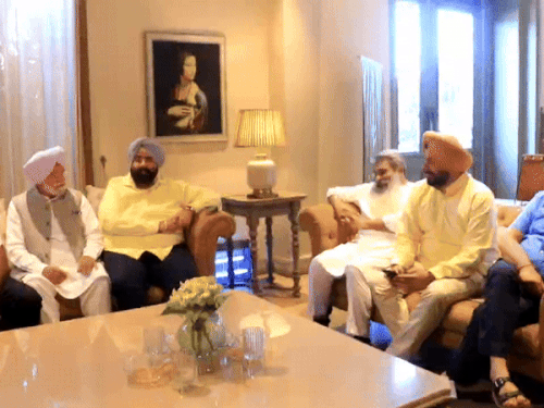ਕਾਂਗਰਸ ਦਾ ਰਾਜ ਅਧਿਕਾਰੀ ਦੱਖਣੀ ਸ਼ਹਿਰ ਵਿਚ ਬੈਠਕ ਦੌਰਾਨ.