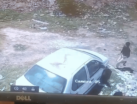 ਕਾਰ ਵਿਚ ਧੂੰਏਂ ਹੋਣ ਤੋਂ ਬਾਅਦ ਦੋ ਬੱਚਿਆਂ ਨੇ ਸ਼ੀਸ਼ੇ ਨੂੰ ਤੋੜਿਆ