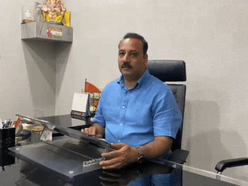 पूर्व विधायक संजय तलवाड़ जानकारी देते हुए।