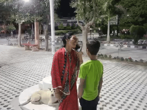 मृतक शत्रुघ्न के पारिवारिक सदस्य विलाप करते हुए।