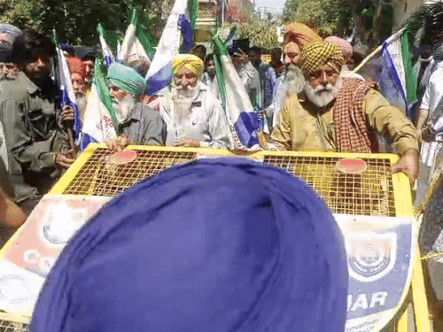 ਕਿਸਾਨ ਪੁਲਿਸ ਦੁਆਰਾ ਦਿੱਤੇ ਬੈਰੀਕਰੈਡਾਂ ਨੂੰ ਹਟਾਉਂਦੇ ਹੋਏ.