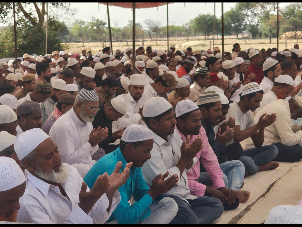 नमाज के बाद देश की उन्नति, शांति और सौहार्द्र के लिए विशेष दुआ मांगी गई।