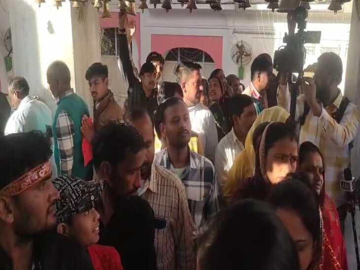 ਸ਼ਰਧਾਲੂਆਂ ਦੀ ਭੀੜ ਮਾਨਸਾ ਦੇਵੀ ਮੰਦਰ ਵਿਚ ਇਕੱਠੀ ਹੋ ਗਈ.