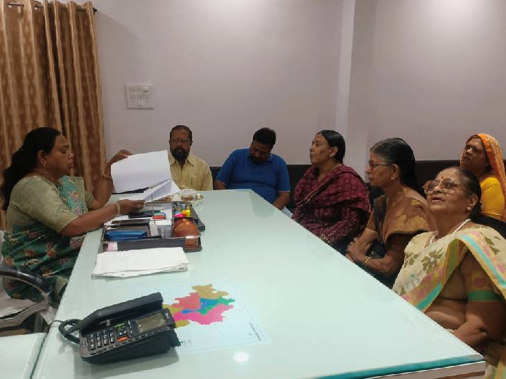 सोमवार को महापौर मालती राय से मिलने पहुंचीं महिलाएं।