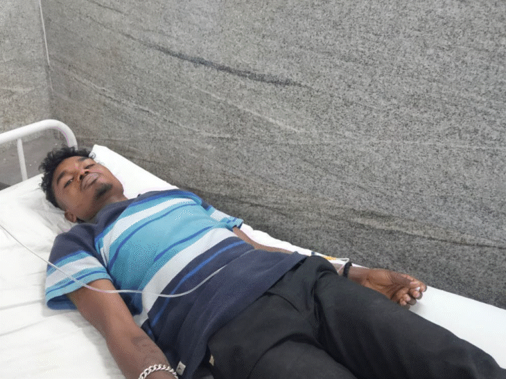 छज्जा गिरने से घायलों को मस्तूरी और बिलासपुर अस्पताल में भर्ती कराया गया है।