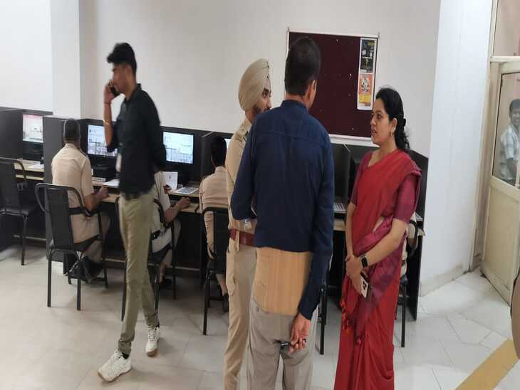 परीक्षा के दौरान अधिकारियों से बात करती डीसीपी
