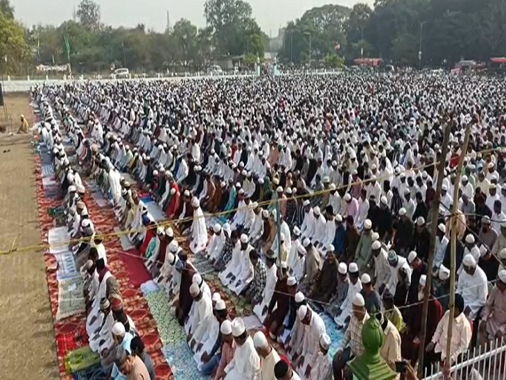 भिलाई सेक्टर 6 मस्जिद में नमाज पढ़ते हुए मुस्लिम समुदाय के लोग।