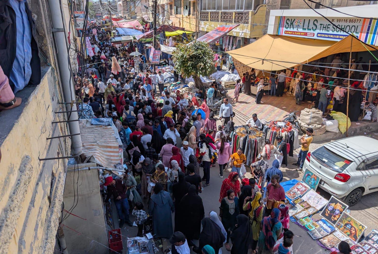 Ghaziabad News : ईद को लेकर पुलिस अलर्ट, डीसीपी सिटी ने कि शहर के प्रमुख बाजारों में गश्त 2 केला भट्टा गाजियाबाद में मुस्लिम समुदाय की भीड़।