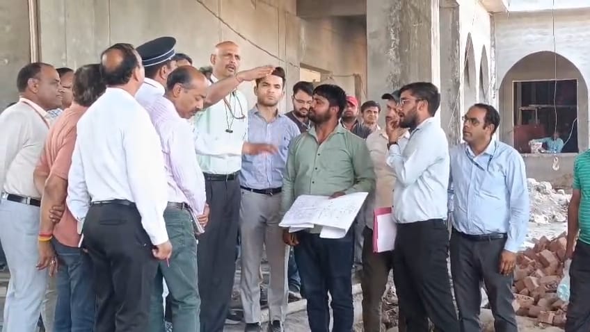 जींद रेलवे जंक्शन का निरीक्षण करते DRM पुष्पेंद्र।