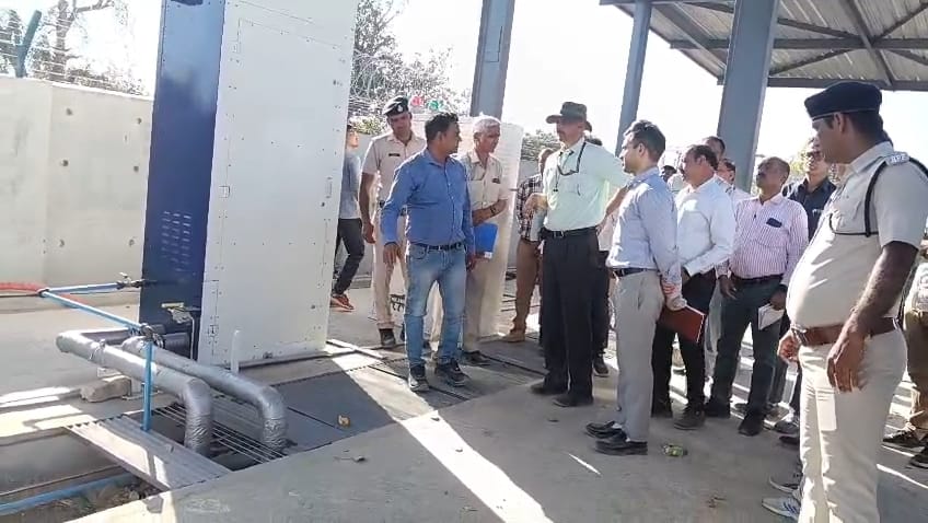 हाइड्रोजन प्लांट का निरीक्षण करते रेलवे के अधिकारी।