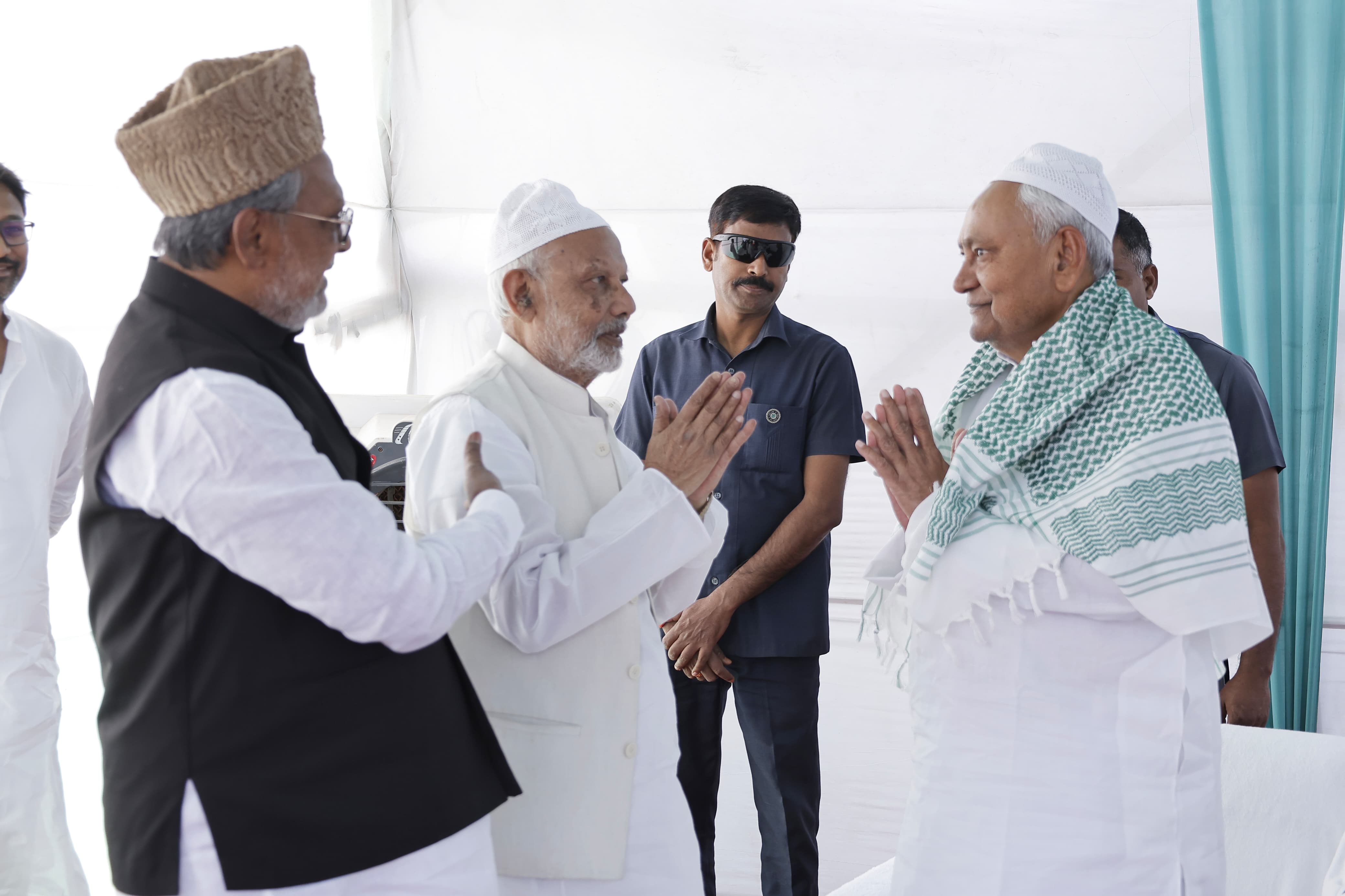 टोपी पहनकर नमाजियों के बीच सीएम नीतीश कुमार।