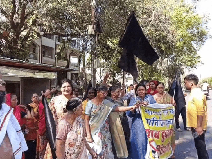 मालवीय नगर में शराब दुकान खुलने का विरोध करती महिलाएं।