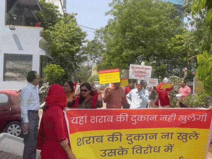सोमवार सुबह जन जागरण अभियान चलाते रहवासी।