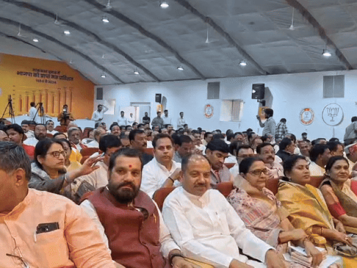 बैठक में मौजूद बीजेपी पदाधिकारी