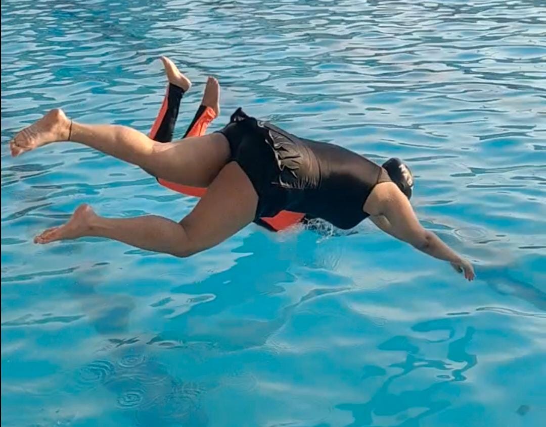 करण पुष्कर स्विमिंग पूल में छलांग लगाती महिलाएं