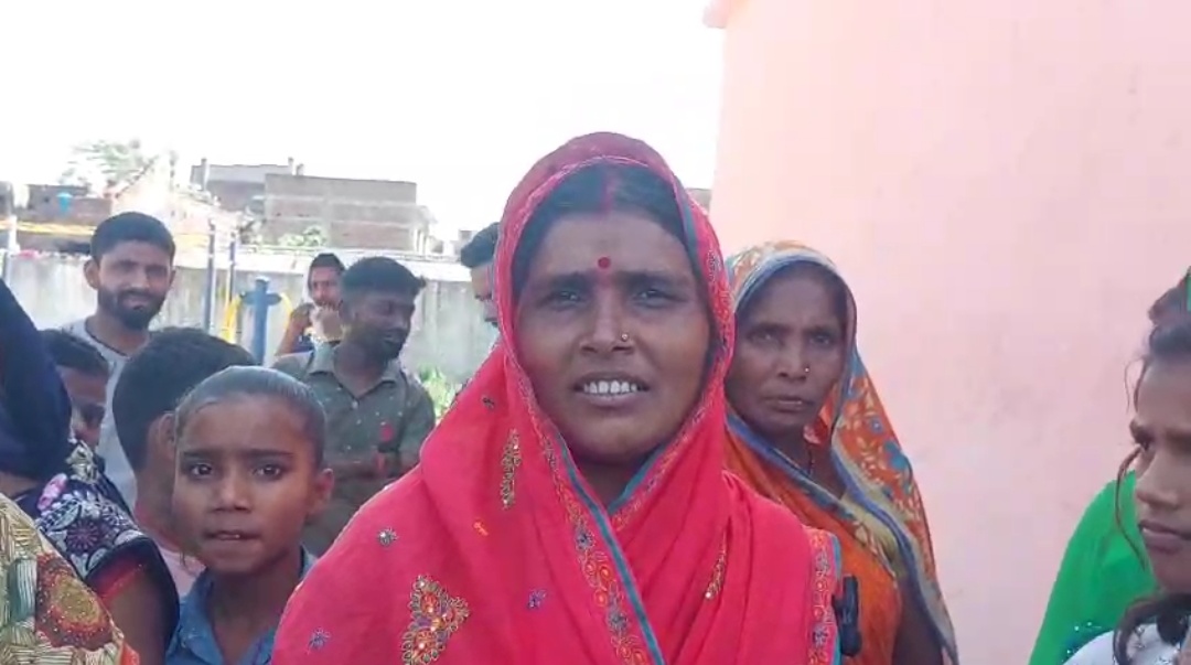 लोगों ने कहा सहमति के बिना ही कर दिया स्कूल मर्ज।