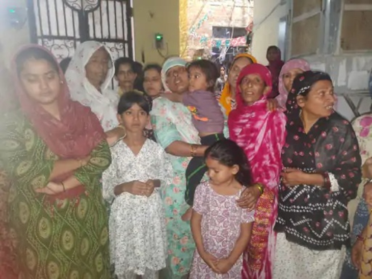 मृतक शमशाद के शव मिलने के बाद परिजन