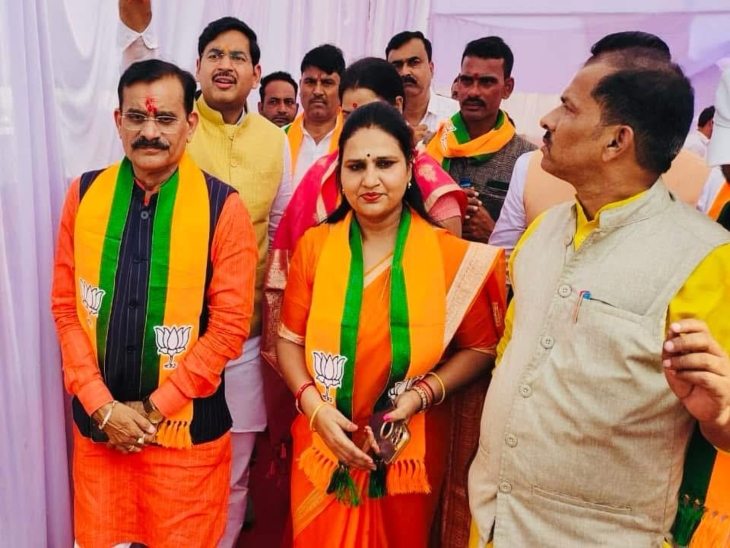 भाजपा प्रदेशाध्यक्ष के साथ डॉ. मनु शर्मा। इन पर गर्भपात और अपराध में मदद करना का केस दर्ज हुआ है।