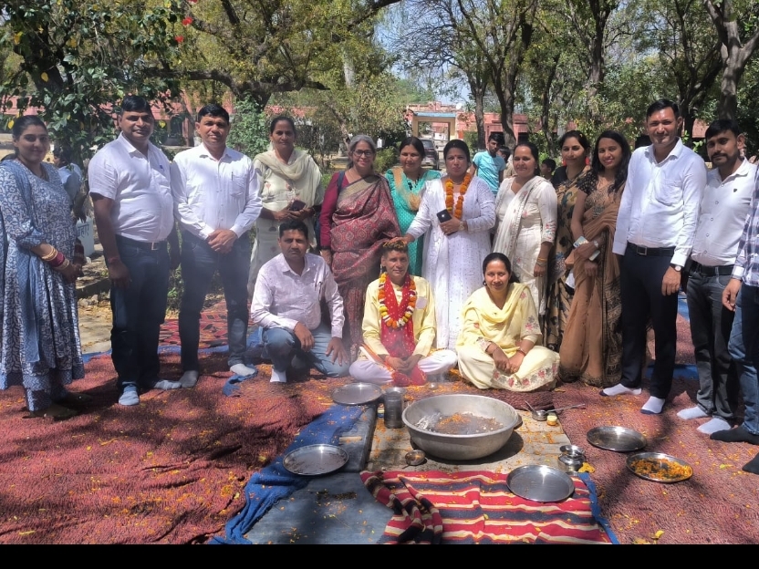 ਨਾਵਧਾ ਦੇ ਸਕੂਲ ਵਿਖੇ ਸਕੂਲ ਸਟਾਫ ਹਾ .ਨ ਯਜਣ ਦੇ ਦੌਰਾਨ ਮੌਜੂਦ.