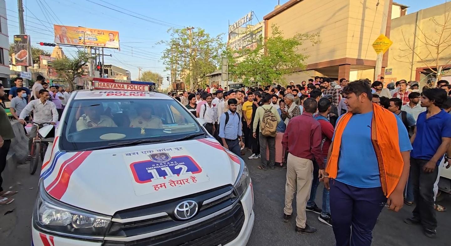 ਲੋਕ ਮਾਸ ਨਾਲ ਭਰੀ ਇੱਕ ਪਿਕਅਪ ਵਾਲੇ ਗੁਰੂਗ੍ਰਾਮ ਵਿੱਚ ਖੜ੍ਹੇ ਹਨ.