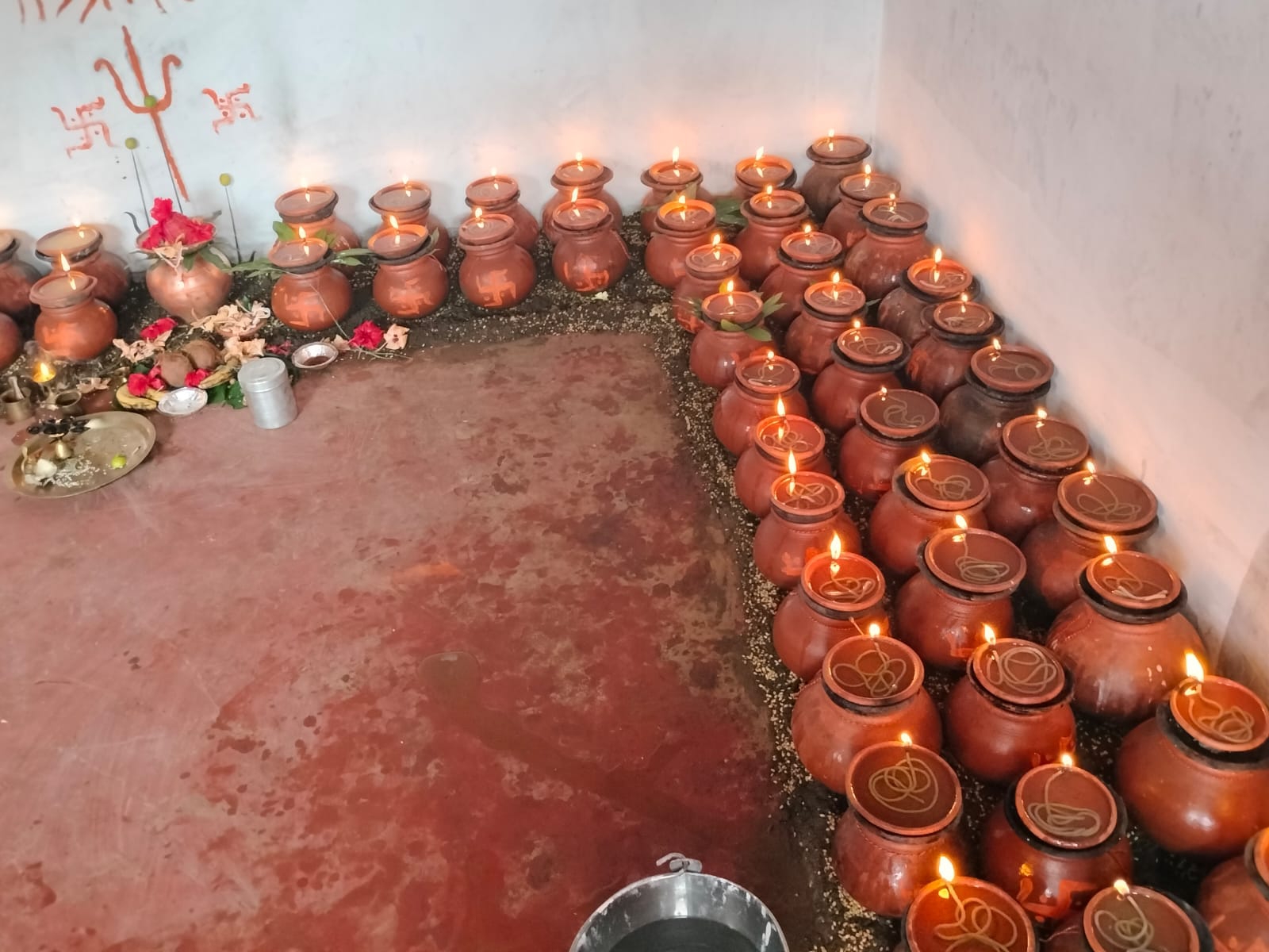 108 ज्योति कलश और घट प्रज्ज्वलन के साथ मां भगवती का विशेष पूजन-अर्चन किया जा रहा है।