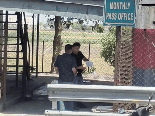 ਲੋਕ ਬਸਤਾਰਾ ਟੋਲ ਪਲਾਜ਼ਾ ਨੂੰ ਮਾਤਾ ਕਰਨ ਵਾਲੇ ਪਾਸ ਕਰਨ ਲਈ ਆਏ.