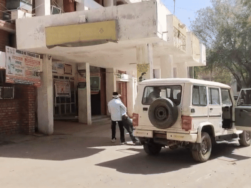 ਜ਼ਖਮੀ ਨੌਜਵਾਨ ਨੂੰ ਝਗੜੇ ਵਿੱਚ ਲਿਜਾਣਾ.