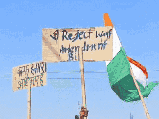 ਨਾਮੈ ਗਾਰਡਸਾ ਵਿਚ ਅਸ਼ੋਕ ਚੱਕਰ ਤੋਂ ਬਿਨਾਂ ਤ੍ਰਿਏਕ ਨੂੰ ਲਹਿਰਾਉਣਾ.