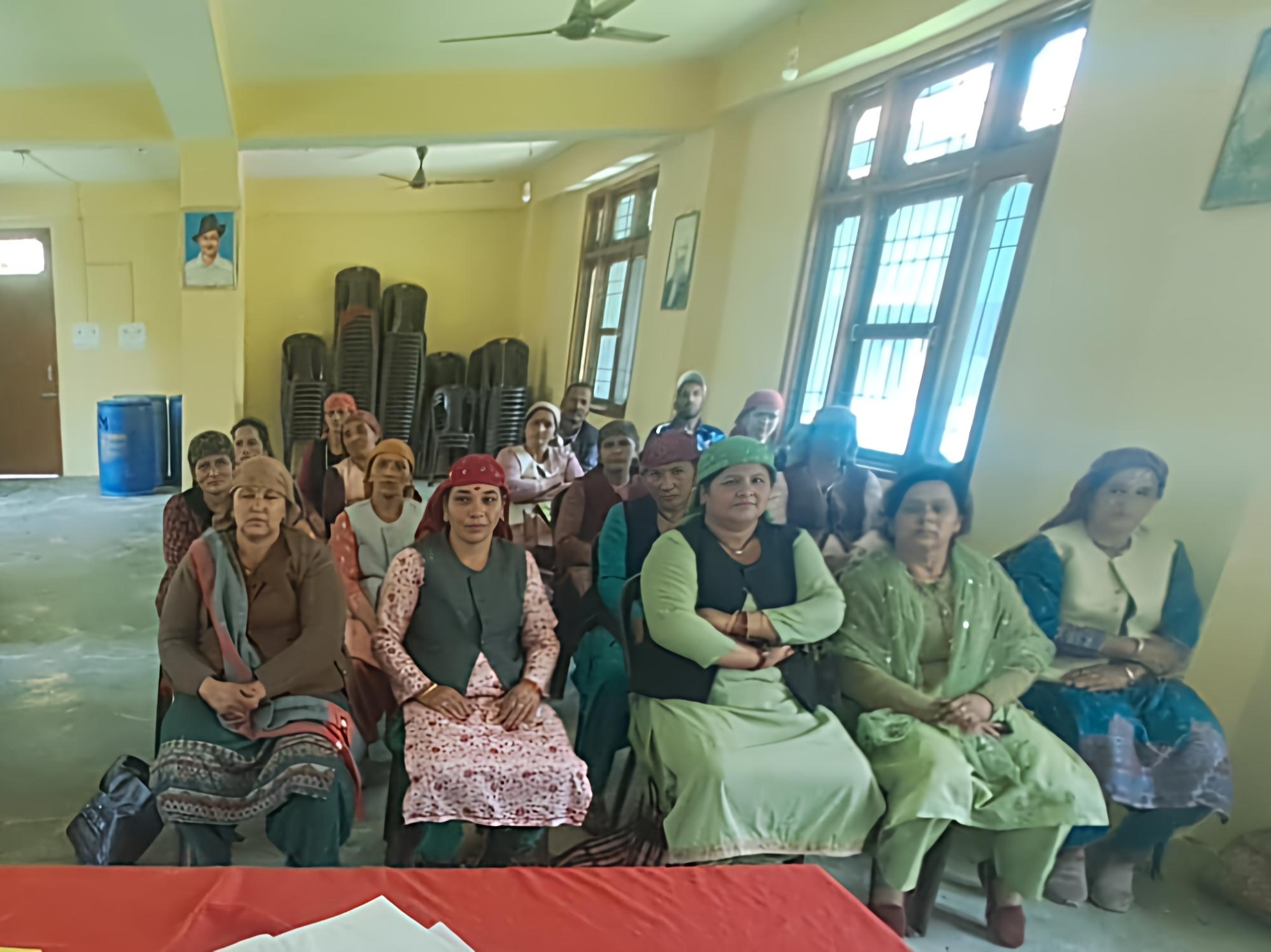 बैठक में मौजूद वर्कर।