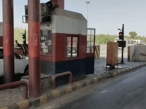 ਕਾਰਸੈਟਦਾ ਟੋਲ ਤੋਂ ਟੈਕਸ ਅਦਾ ਕਰਨ ਤੋਂ ਬਾਅਦ ਕਾਰ ਬਾਹਰ ਆਈ.