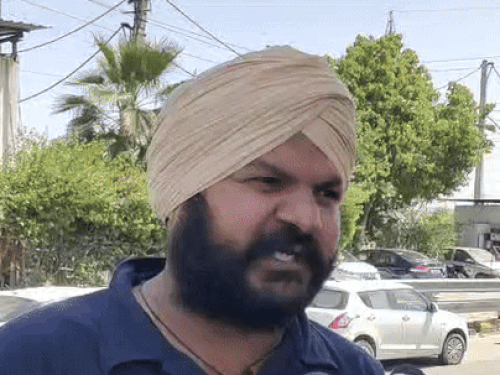 ਗੁਰਦੀਪ ਸਿੰਘ, ਡਰਾਈਵਰ ਜਾਣਕਾਰੀ ਦਿੰਦਾ ਹੈ.