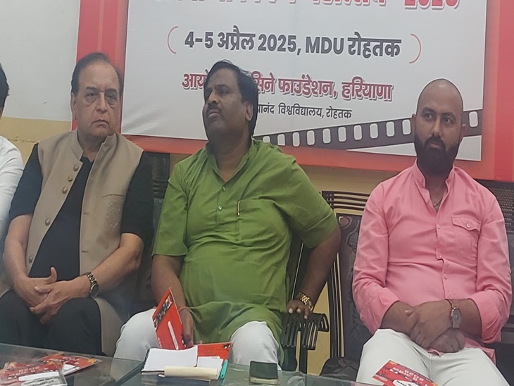ਵਿਸ਼ਵ ਸੰਵਾਦਾਂ, ਰਾਜੇਸ਼ ਦੇ ਸਕੱਤਰ ਦੇ ਪੱਤਰਕਾਰਾਂ ਨਾਲ ਗੱਲਬਾਤ ਕਰਦਿਆਂ.