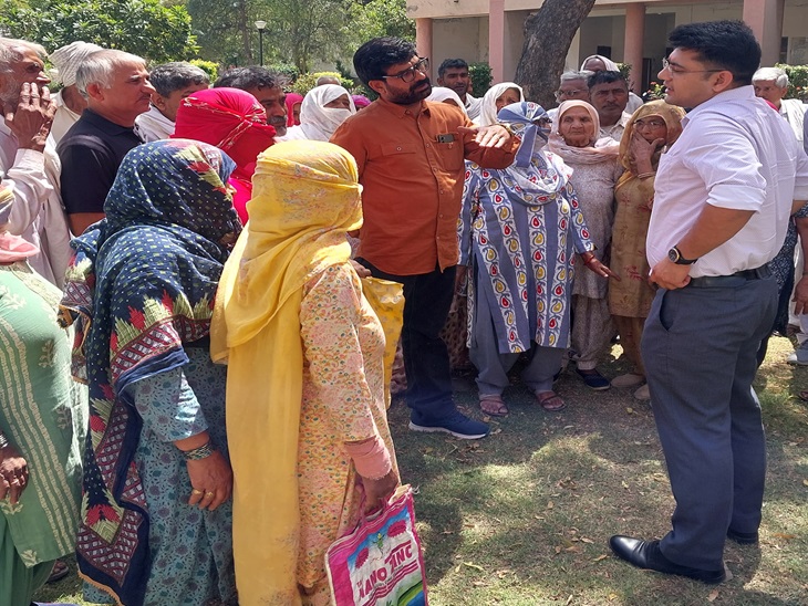 लघु सचिवालय में सीटीएम को समस्या सुनाते ग्रामीण।