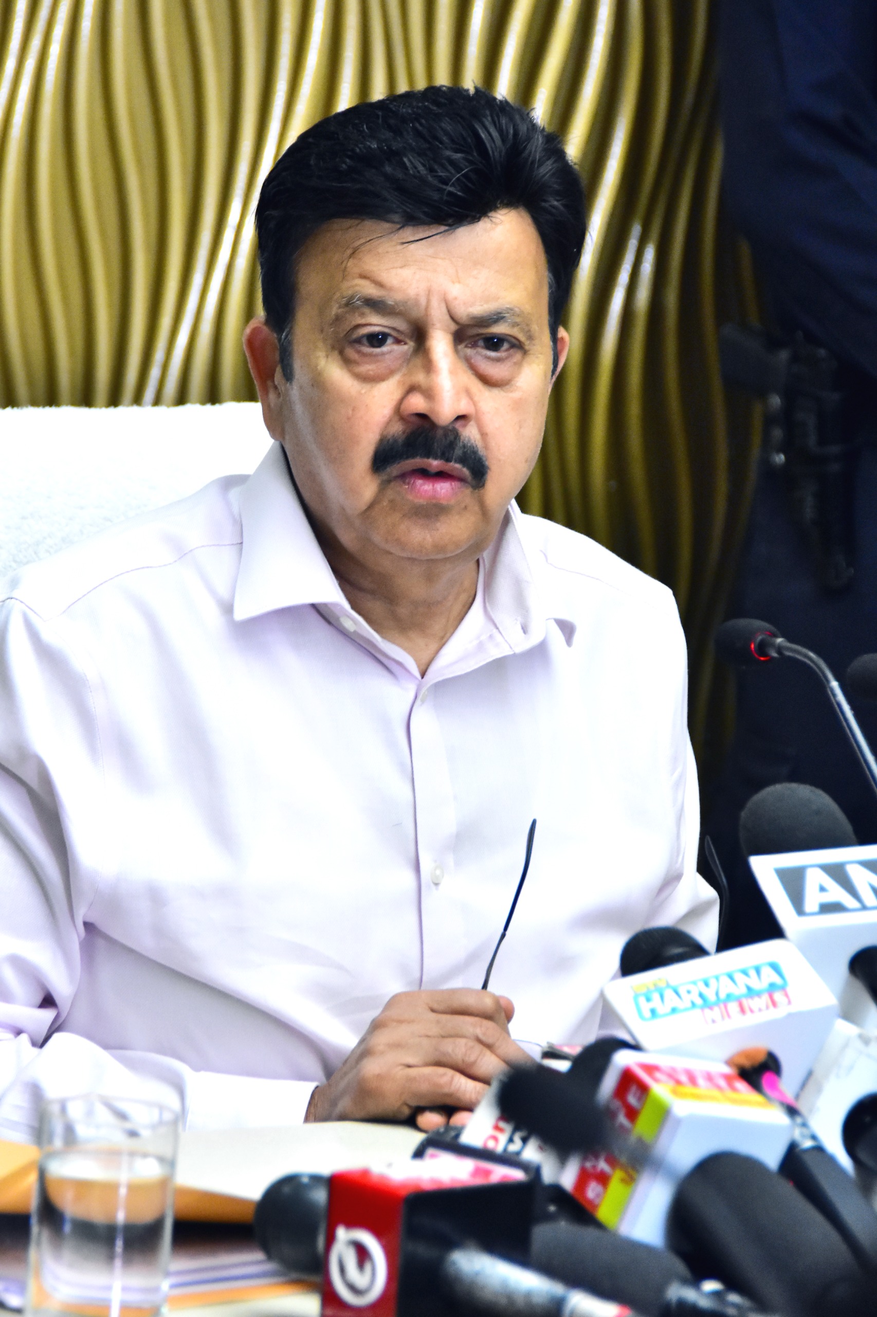 ਗੁਰੂਗ੍ਰਾਮ ਵਿੱਚ ਪੱਤਰਕਾਰਾਂ ਨਾਲ ਗੱਲ ਕਰ ਰਹੇ ਹਾਂ.