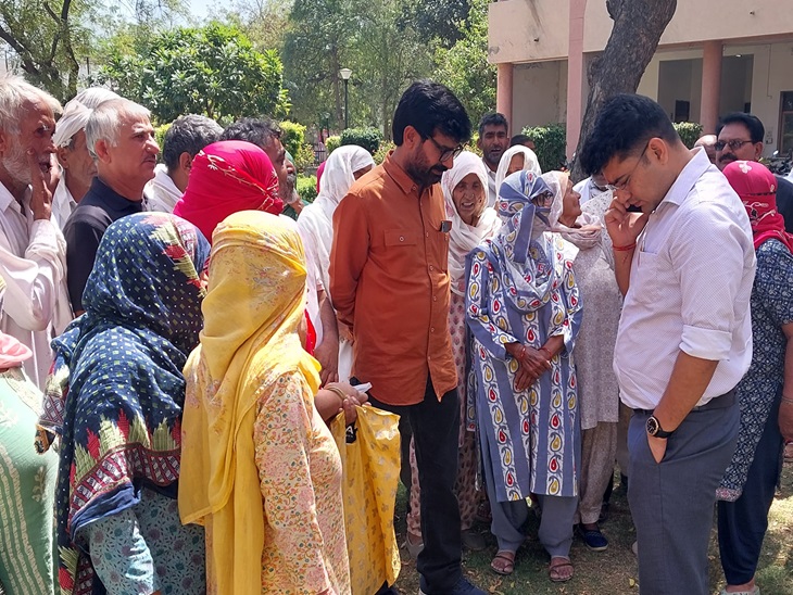 लघु सचिवालय में सीटीएम के सामने अपनी समस्या रखते ग्रामीण।