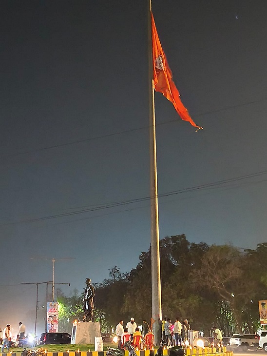 भिलाई का सबसे बड़ा भगवा झंडा लहराया।