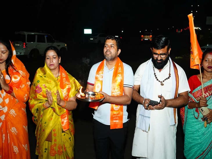 आयोजन के दौरान पूजा अर्चना करते लोग।