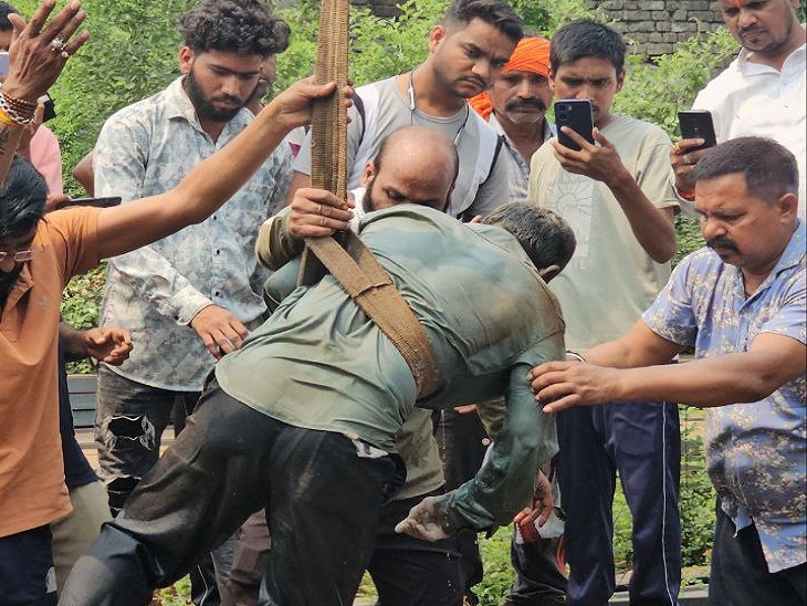 गार्ड का शव कुंआ से निकाला गया। - Dainik Bhaskar