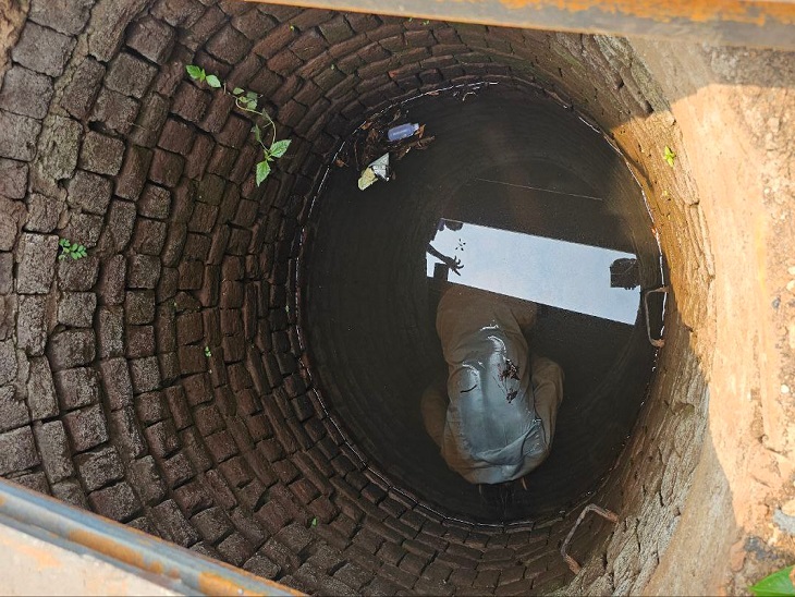 कुएं के अंदर पानी में तैरती हुई लाश