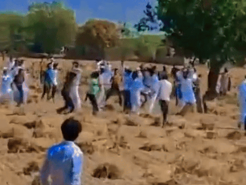 ਨੂਹ ਵਿਚ ਅਰਦਾਸ ਕਰਨ ਤੋਂ ਬਾਅਦ, 2 ਸਮੂਹ ਇਕ ਦੂਜੇ ਨੂੰ ਪ੍ਰਭਾਵਤ ਕਰਦੇ ਸਨ.