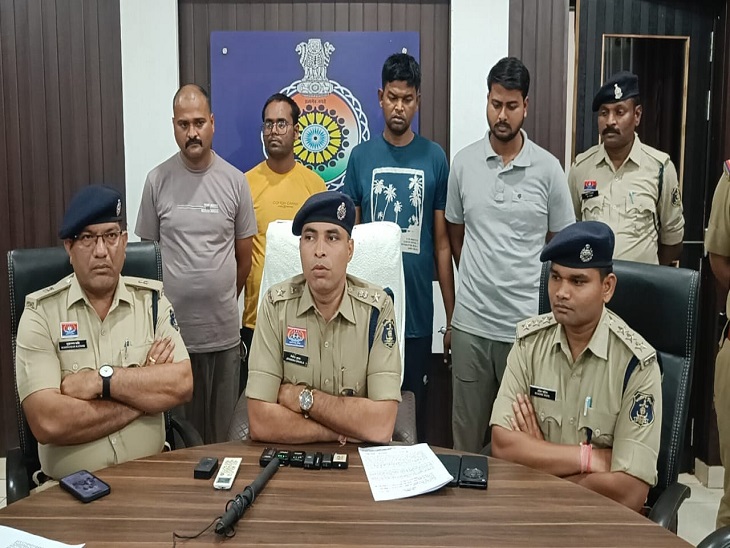 पुलिस की गिरफ्त में गांजा तस्कर और डायल 112 का चालक और सिपाही - Dainik Bhaskar