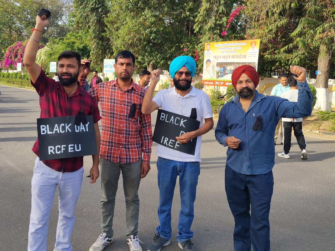 ਹੱਥ ਵਿਚ ਕਾਲੇ ਪੈੱਟੀ ਅਤੇ ਨਾਅਰੇ ਨਾਲ ਪ੍ਰਦਰਸ਼ਨ ਕਰਨਾ.