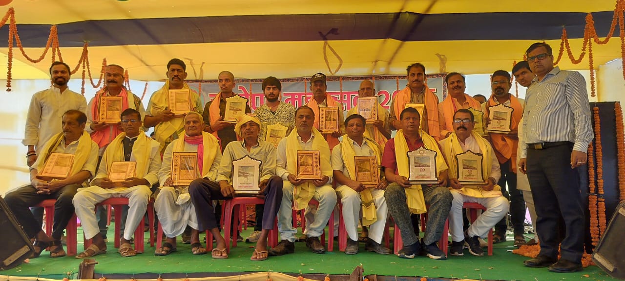 24 freedom fighters were honored with uniforms and insignia in Raghopur ...