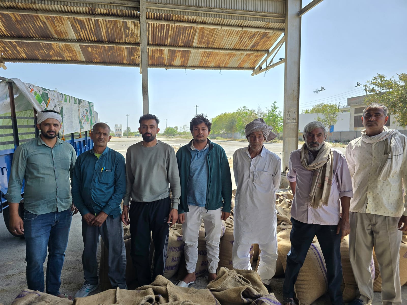 ਅਨਾਜ ਬਾਜ਼ਾਰ ਸੋਨਪਤ ਵਿੱਚ ਬੁਨਿਆਦੀ ਸਹੂਲਤਾਂ ਦੀ ਘਾਟ ਕਾਰਨ ਕਿਸਾਨ ਦੁਖੀ ਹਨ. ਕਿਸਾਨਾਂ ਨੇ ਆਪਣਾ ਗੁੱਸਾ ਜ਼ਾਹਰ ਕੀਤਾ ਹੈ.