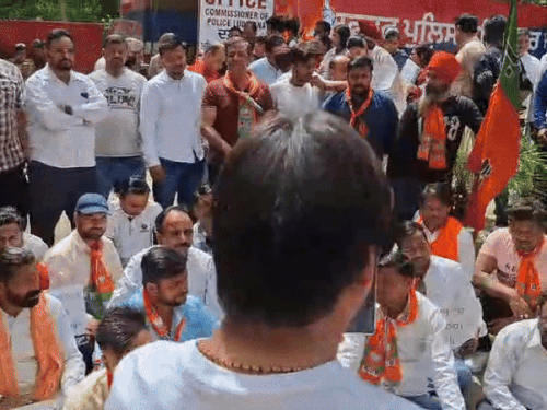 पुलिस कमिश्नर दफ्तर के बाहर धरना देते भाजपा वर्कर।