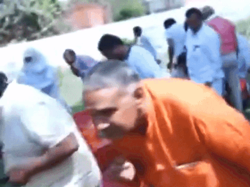 ਇਹ ਤਸਵੀਰ 24 ਮਾਰਚ 2018 ਦੀ ਹੈ. ਭਾਜਪਾ ਦੇ ਨੇਤਾਵਾਂ ਨੂੰ ਮਧੂਆਂ ਦੇ ਆਰਾਮ ਘਰ ਵਿਖੇ ਮਧੂ ਮੱਖੀਆਂ ਨੇ ਹਮਲਾ ਕੀਤਾ ਸੀ.