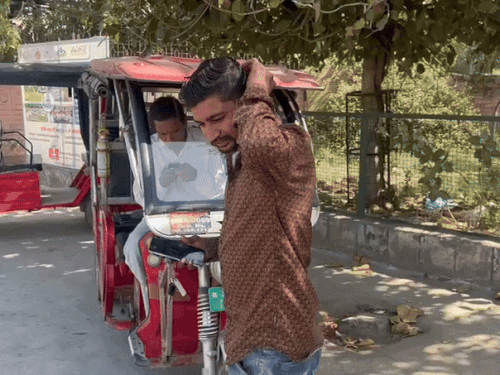 ਛੋਟੇ ਸਕੱਤਰੇਤ ਦੇ ਬਾਹਰ ਖੜ੍ਹੇ ਲੋਕ ਮਧੂ-ਮੱਖੀਆਂ ਦੁਆਰਾ ਕੱਟੇ ਗਏ ਸਨ.