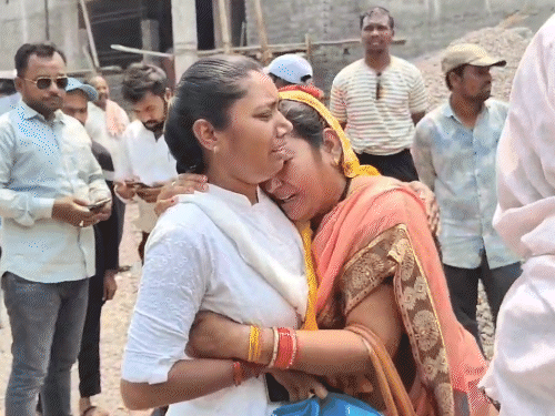 अस्पताल के बाहर परिजन रोते-बिलखते दिखे।